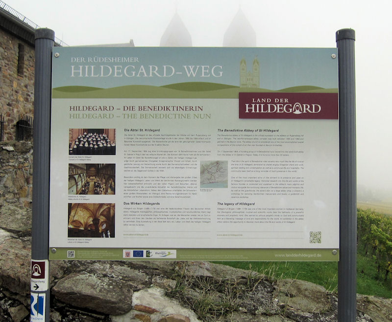 Eine Informationstafel des Rüdesheimer Hildegard-Wegs
